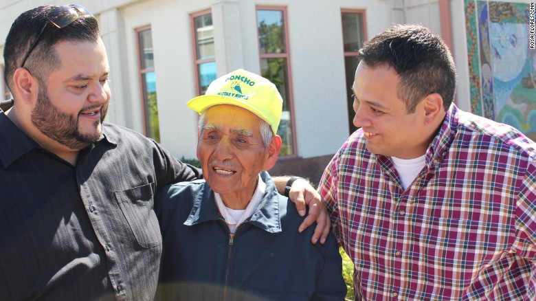 Pan Sanchez společně se zakladateli fondu Joelem Cervantesem Maciasem, vlevo, a Josem Loerou.