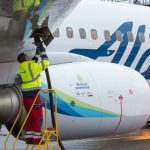 Tankování biopaliva do letadla Aljašských aerolinek