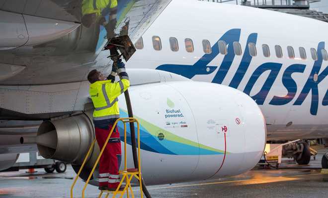 Tankování biopaliva do letadla Aljašských aerolinek